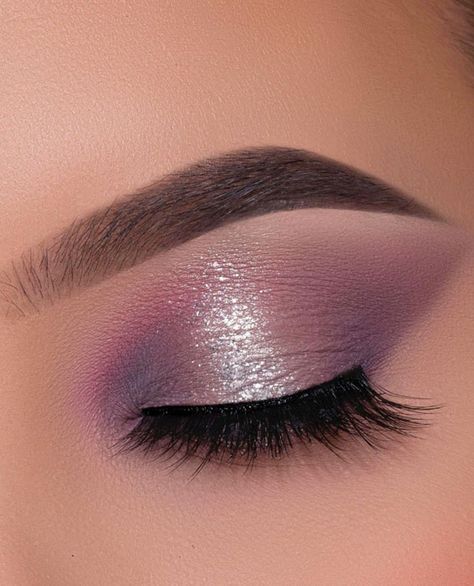 54. Soft Purple Makeup Look Looking for the best eyeshadow eye makeup trends 2021. Whether smokey, Euphoria or soft glam eye makeup looks we’ve... Soft Purple Makeup, Glam Eye Makeup Looks, Soft Glam Eye Makeup, Eye Makeup Trends, Purple Eyeshadow Looks, Purple Makeup Looks, Glam Eye Makeup, Eye Makeup Images, Eye Makeup Looks