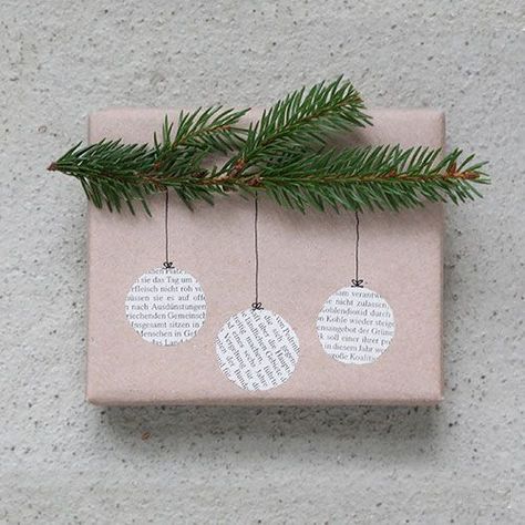 Creative Gift Wrap Ideas for Christmas Presents - Cut out some old newspaper or magazine clippings into circles. Paste on to your gift, draw on the hooks and hangers, and glue some fresh evergreens (steal them from your Christmas tree) across the top. Diy Gift Wrapping Tutorial, Joululahjat Diy, Christmas Gift Wrapping Diy, Gift Wrapping Tutorial, Gift Wrapping Techniques, Gift Wrapping Inspiration, Creative Diy Gifts, Gifts Wrapping Diy, Creative Gift Wrapping