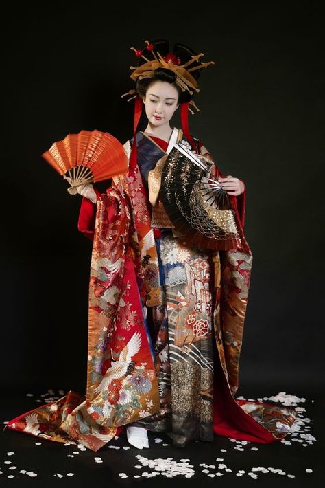 Japanese Empress Kimono, Traditional Japanese Clothing Woman, Mafia Lady, Kimono Outfit Japanese, Folklore Fashion, Kimono Traditional, Japanese Traditional Clothing, Lizzie Hearts, Taisho Era