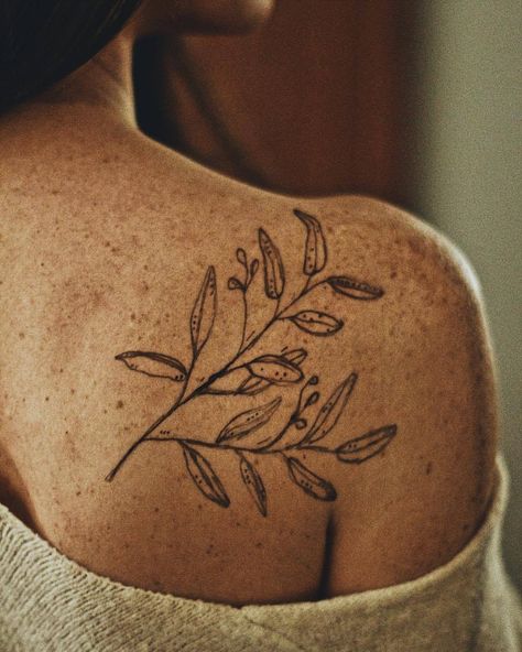 kvtes: “shoulder freckles + doodles, per usual. (at Lynnhurst, Minneapolis) ” Freckled Skin, Remember Tattoo, Tattooed Freckles, Flower Tattoo Drawings, L Tattoo, Back Of Shoulder Tattoo, Fresh Tattoo, Most Popular Tattoos, Home Tattoo