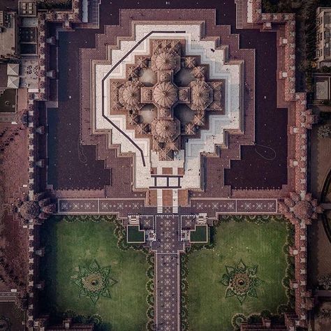 Akshardham is a Hindu temple complex in the Indian capital metropolis of #Delhi. It is 316 ft (96m) wide and 141 ft (43m) high. The length… Akshardham Temple, Temple India, Indian Temple Architecture, India Architecture, Ancient Indian Architecture, Temple Architecture, Temple Art, Architecture Magazines, The Hindu