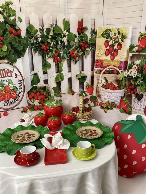 Fruit Bowl Party Ideas, Strawberry Wedding Decor, 18th Party Themes, Fruit Party Decorations, Wedding Strawberries, Carousel Birthday Parties, Baby Shower Fruit, Carousel Birthday, Strawberry Shortcake Birthday