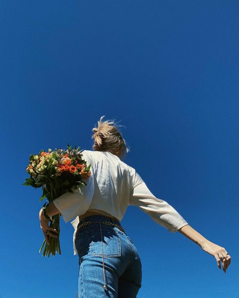 #bouquet #blueskies #blondhair #levi #photography #photoshootideas #silkshirt Spring Picture Ideas, Spring Portraits, Spring Photoshoot, Flower Photoshoot, Photography Shoot, Pregnancy Photography, Spring Pictures, Creative Photoshoot Ideas, Portrait Photoshoot