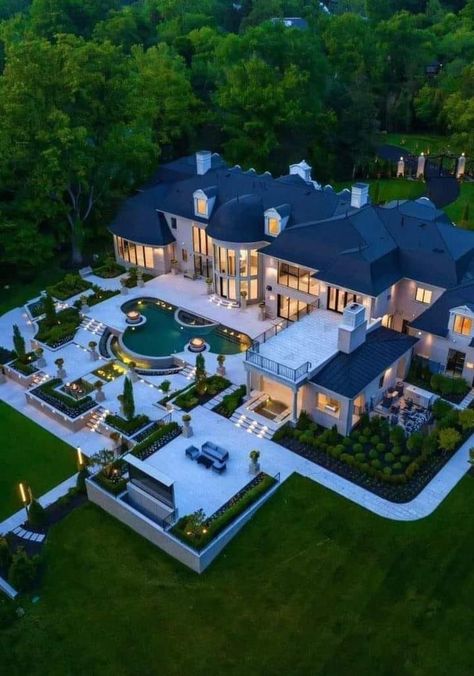 Backyard goals! 🔥🔥 - Comforting Homes Houses Exterior Simple, Big Living Room Designs, Luxury Backyards, House In England, Aesthetic Cooking, Luxury Mansions, Mansion Exterior, Luxury Houses Mansions, Dream Life House