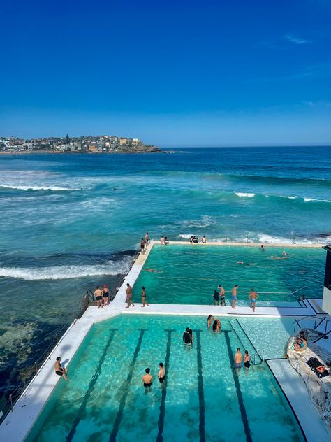 Bondi beach in Sydney during a road trip Gap Year Aesthetic Australia, Australian University, Aus Travel, Australia Wallpaper, Gap Year Travel, Vision Bored, Bondi Beach Sydney, Australia Backpacking, Sydney Travel