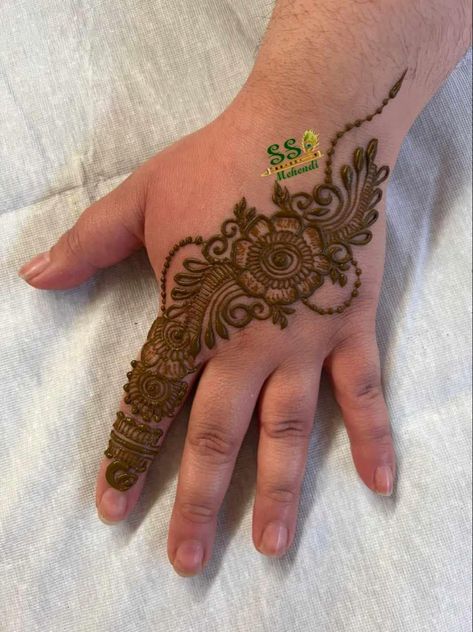 Baby Hena Designs, Mehendi For Kids Hands, Easy Kids Mehndi Designs, Baby Mehndi Design Simple, Baby Girl Mehndi Design, Design Inai, Baby Mehendi, Henna Designs Kids, Kids Mehndi Designs