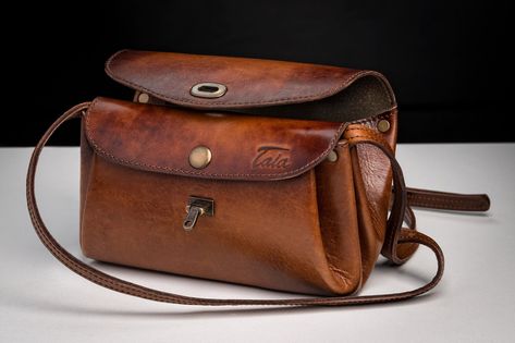 Leather Messenger Bag For Women, Ebay Reinstatement, Pouch Ideas, Handmade Leather Shoulder Bag, Diy En Cuir, Leather Bag Handmade, Butterfly Photography, Brown Leather Clutch, Real Leather Bags