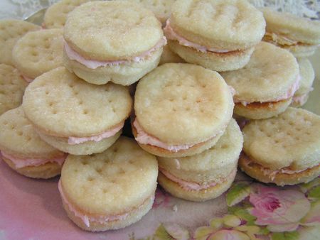 Cookie Table Wedding, Cookies Italian, Italian Wedding Cookies, Cookie Table, Wafer Cookies, Italian Cookies, Wedding Cookies, Italian Desserts, Sandwich Cookies