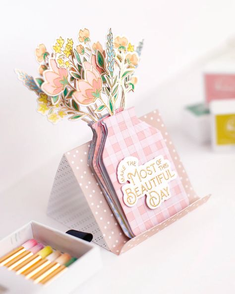 Calender Diy, Handmade Desk Calendar, Creative Desk Calendar, Diy Desk Calendar, Scrapbook Calendar, Cute Desk Decor, Flower Calendar, Creative Calendar, Diy Desk Decor