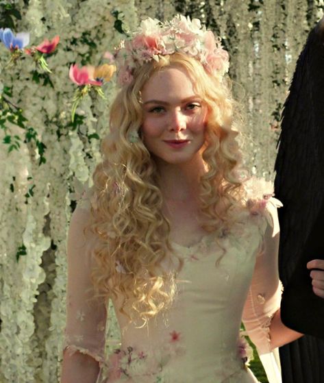 Elle Fanning Maleficent, Aurora Hair, Ellie Fanning, Aurora Wedding, Yellow Blonde, Quince Hairstyles, Medieval World, Disney Live Action, My Fair Lady