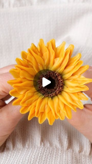 Piping Sunflowers On Cake, Sunflower Buttercream Flowers, Sunflower Icing Flowers, Royal Icing Sunflowers, Buttercream Sunflower Tutorial, Fall Buttercream Flowers, Sunflower Cakes Ideas, Icing Sunflowers, Sunflower Cake Ideas