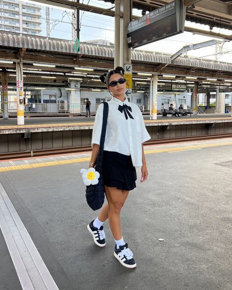 24hrs in japan 🕶️ 2025 Outfit Ideas, Japan Streetwear Women, Japanese Streetwear Women Tokyo Fashion, Japan Style Outfits Casual, Japan Outfits Summer, Japan Trip Outfit, Tokyo Outfits Japanese Street Styles, Japan Street Style Women, Japan Outfit Summer