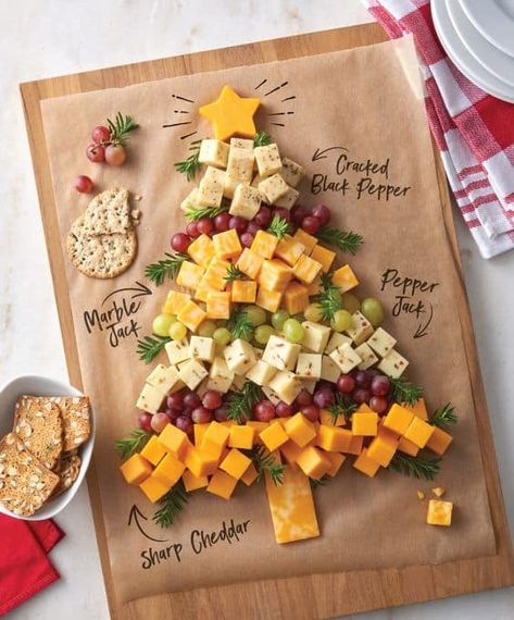 Julkransar Diy, Christmas Cheese Boards, Christmas Tree Food, Jul Mad, Fest Mad, Holiday Platters, Christmas Cheese, Christmas Platter, Cheese And Crackers