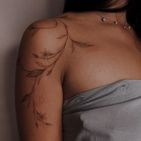 Upper Arm Tattoos, Tasteful Tattoos, Petite Tattoos, Spine Tattoos For Women, Shoulder Tattoos For Women, Collar Bone Tattoo, Cute Tattoos For Women, Classy Tattoos, Discreet Tattoos