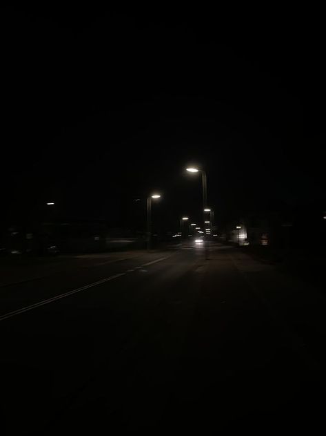 Street Lights At Night Photography, Aesthetic Midnight Photos, Late Night Thinking Aesthetic, Tiktok Pictures Aesthetic, Dark Midnight Aesthetic, Midnight Street Aesthetic, Black Hour Aesthetic, After Midnight Aesthetic, Night Background Aesthetic