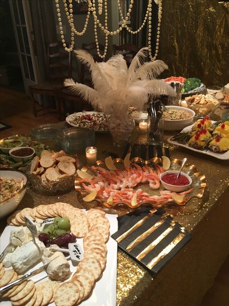 1920s Table Setting, Roaring 20s Dinner Party, Gatsby Dinner Table, 1920s Dinner Party Food, Great Gatsby Aesthetic Party, 1920s Birthday Party Ideas, 1920 Party Decorations, Gatsby Party Aesthetic, 1920s Aesthetic Party