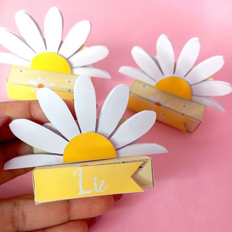 𝐿𝑖𝑧 💛 •𝑀𝑎𝑟𝑔𝑎𝑟𝑖𝑑𝑎 🌸 #personalizados #lembrancinhas #papelariapersonalizada #personalizadosmargarida Baby G, Diy Creative Crafts, 3rd Birthday Parties, Diy Creative, Creative Crafts, 3rd Birthday, Birthday Parties, Daisy, Baby Shower