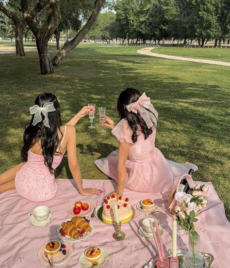 Picnic Photo Shoot, Picnic Pictures, Regency Wedding, Picnic Inspiration, Party Photoshoot, Picnic Birthday, Best Friend Photoshoot, Picnic Date, Birthday Planning