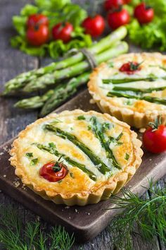 Elopement Food, Asparagus And Cheese, Savoury Pastries, Lunch Dishes, Easy Asparagus, Mini Tart Recipes, Savory Appetizers, Savory Tarts, Muffins Breakfast