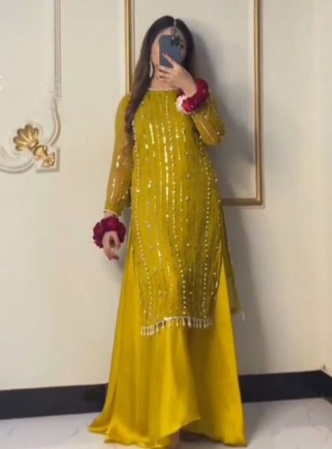 Wedding Dress Pakistani Sisters, Haldi Dress Ideas Pakistani, Dholki Dress Ideas, Mehendi Dresses Pakistani, Pakistani Wedding Dresses Sisters Mehndi, Sister Wedding Dress Pakistani, Mehndi Dress Designs Simple, Mehndi Sharara Outfit, Mehndi Outfit Pakistani Simple