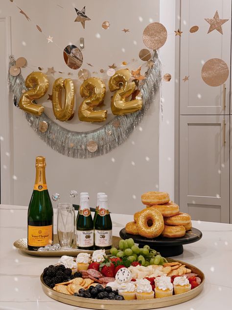 New Year Eve Home Party Ideas, Nye Sleepover Party, Home Nye Party Ideas, Nye Home Party Ideas, New Year’s Day Party Ideas, New Year Table Setting Ideas With Food, Nye Party Snacks, 2024 New Year Party, Nye Home Decor