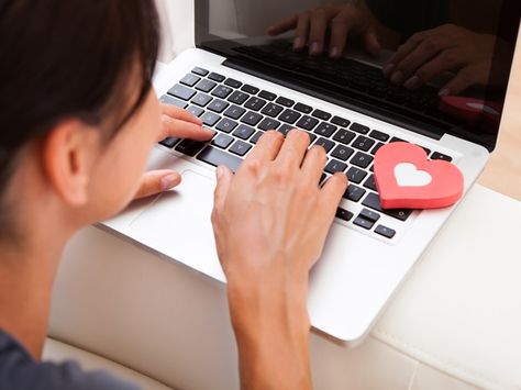 The Single Mom's Guide to Writing an Online Dating Profile - http://www.momtastic.com/blogs/383365-the-single-moms-guide-to-writing-an-online-dating-profile #Momtastic #online #dating #profile Online Dating Profile, Dating Advice For Men, Flirting Moves, Dating Questions, Dating Again, Single Dating, Dating Apps, Male Poses, Dating Memes