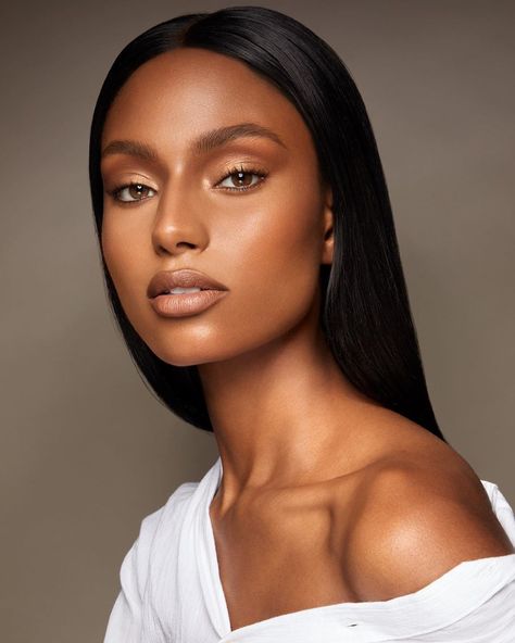 14.6k Likes, 137 Comments - S   Y   D   N   E   Y (@sydneyjharper) on Instagram: “Strong and simple yet classic. 💄📸 @rennyvasquez 💇🏾‍♀️ @dvglam” Professional Photo Shoot Black Women, Beauty Model Face Photography, Black Model Headshots, Neutral Makeup Looks For Brown Eyes, Face Model Poses, Photo Shots Ideas, Beauty Shots Photography, Melanin Photoshoot Ideas, Headshots White Background