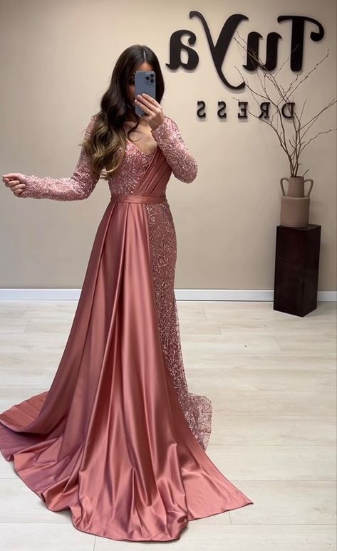 Gowns Dresses Elegant Classy, Gown Dress Party Wear, Party Wear Gowns, Function Dresses, Gown Party Wear, Simple Gowns, Soiree Dress, Gowns Dresses Elegant, Fancy Dresses Long