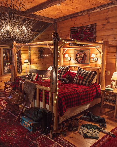 Sarah Vickers adventures in New England living, classic fashion, and travel. Log Cabin Bedroom Ideas, Log Cabin Bedrooms, Log Cabin Bedroom, Log Bed, Cabin Bedroom, Cabin Living, Log Cabin Homes, Christmas Bedroom, Cabin Style