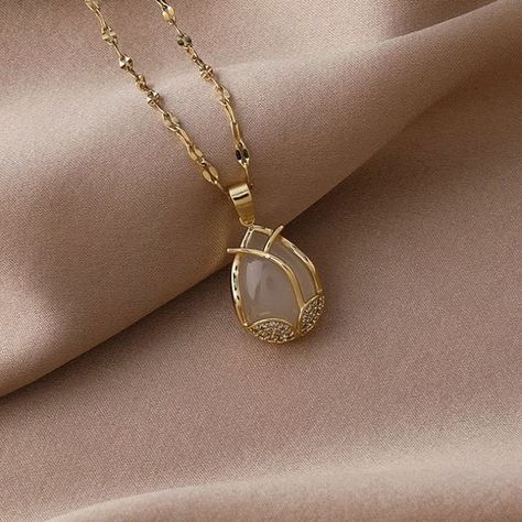 Golden Tulip Crystal Necklace #jewelry #accesories #silver #earing #necklace South Korea Fashion, Durango Mexico, Sweet Fragrance, Pendant Necklace Simple, Classy Jewelry, Necklace Simple, Fancy Jewellery, Fancy Jewelry, Korea Fashion