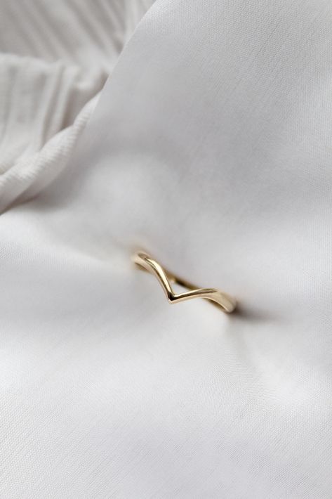 Wishbone Ring Wedding, Gold Wishbone Ring, Pmj Jewellery, Wishbone Wedding Band, Organic Wedding Ring, Rings 2023, Sleek Jewelry, Stone Ring Design, Ring For Boyfriend