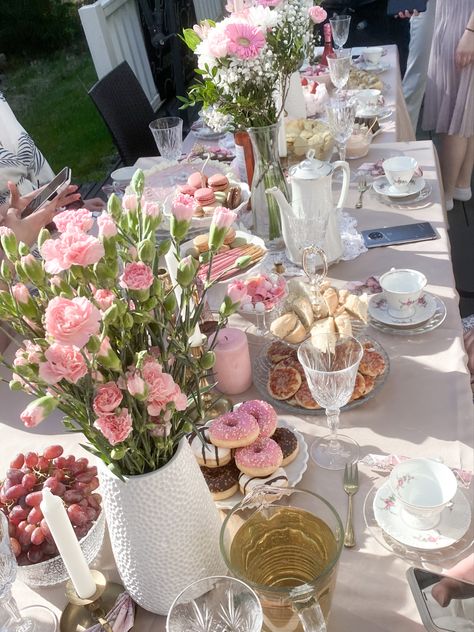 Tea Party Birthday For Adults, Picnic Tea Party Ideas, Princess Core Party, Tea Cup Birthday Party, Regency Era Party Ideas, Eighteenth Birthday Party Ideas, Pink Garden Party Decorations, 15th Birthday Tea Party, Princess 18th Birthday Party