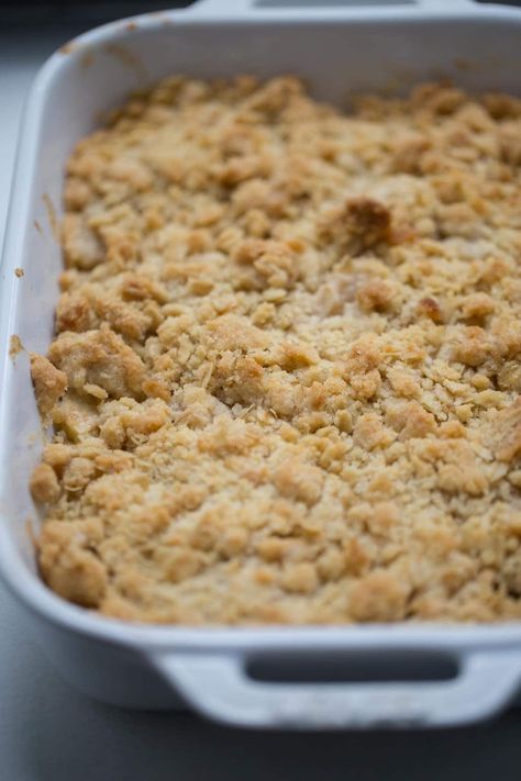 baked apple crisp in a white baking dish Apple Crisp Without Oats, Apple Crisp Pie, Best Apple Crisp Recipe, Apple Crisp Cheesecake, Healthy Apple Crisp, Best Apple Crisp, Easy Apple Crisp Recipe, Apple Crisp Recipe, Apple Crisp Easy