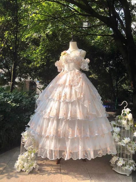 Puffy Dresses, Old Fashion Dresses, Costume Women, Wedding Dresses For Girls, Pretty Prom Dresses, Vintage Gowns, Fairytale Dress, Princess Outfits, Princess Wedding Dresses