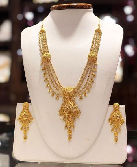 Old Style Gold Jewellery Indian, Maangtika Designs In Gold, Gold Necklace Set Long, Gold Pendent Set Indian, Long Sets Gold Jewellery, Indian Gold Necklace Designs, Wedding Jewellery Designs, Long Gold Necklace, Unique Gold Jewelry Designs