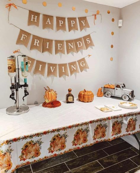 Friendsgiving Decor Ideas Friendsgiving Wall Decor, Friendsgiving Decor Ideas, Friendsgiving Party Decorations, Friendsgiving 2023, Friendsgiving Activities, Friendsgiving Decor, Thanksgiving Dinner Decor, Hosting Friendsgiving, Thanksgiving Table Settings Simple