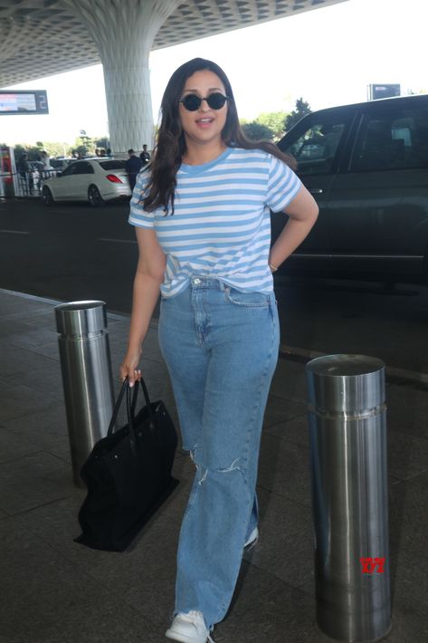 Parineeti Chopra Spotted At Airport In Mumbai Departure - Gallery #ParineetiChopra #Airport #Mumbai Parineeti Chopra Airport Look, Bollywood Casual Outfits, Celebrities Airport Look, Indian Airport Look, Airport Looks Bollywood, Parineeti Chopra Outfits, Pareeniti Chopra, Celebrity Airport Outfit, Parneeti Chopra