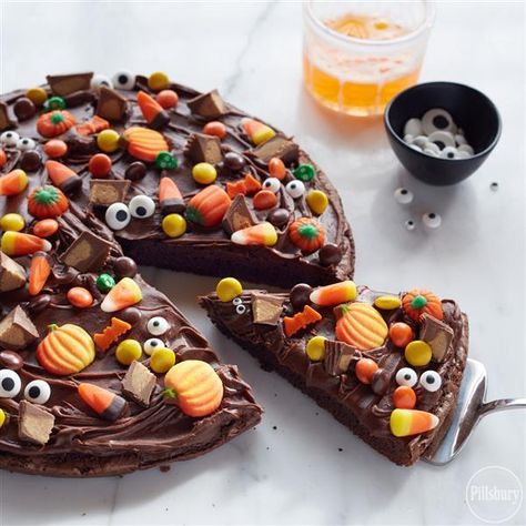 Our Happy Halloween Brownie Pizza recipe is topped with candy corn, and peanut butter and chocolate candies for a festive #TrickOrTreat dessert! Halloween Brownie, Brownie Pizza, Biscuits Halloween, Halloween Brownies, Postres Halloween, Kids Halloween Food, Dulces Halloween, Appetizers For Kids, Halloween Party Snacks