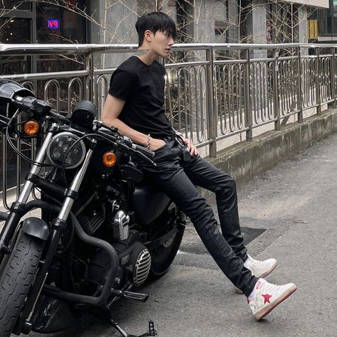 Biker Outfit Men Motorcycles, Biker Aesthetic Male, Biker Outfit Men, Motorcycle Fashion, Men Fashion Photoshoot, Black Outfit Men, Suits Korean, Biker Aesthetic, Female Biker