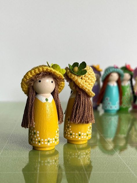 Pretty Pegs, Dolly Pegs, Dolls Handmade Diy, Wood Peg Dolls, Peg People, Clothespin Dolls, Clothes Pin Crafts, Pin Doll, Doll Painting