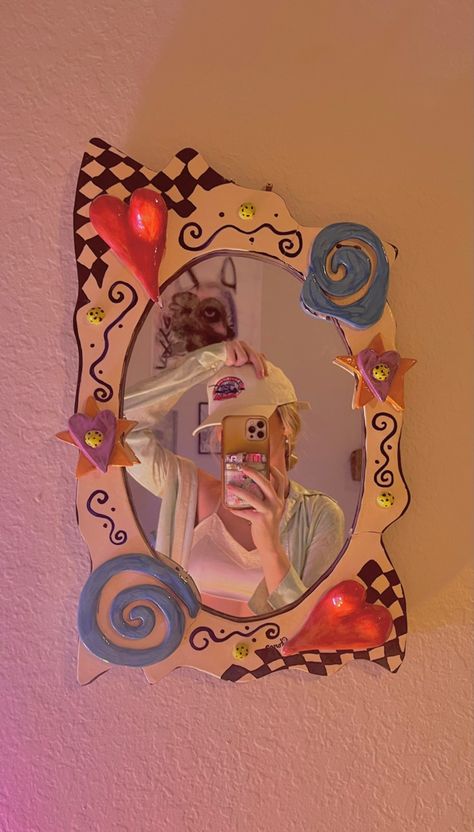 Creative Selfie Ideas, Selfie In Mirror, Clay Flower Mirror, 80s Mirror, Super Clay, Clay Mirror, Creative Home Decor Ideas, Decorated Mirror, Painted Mirror Art