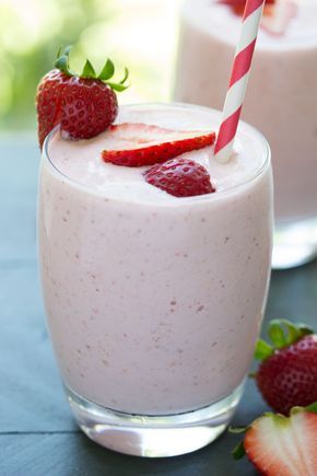 This Strawberry Milkshake Smoothie tastes just like a strawberry milkshake, but it's healthy! Protein-packed Greek yogurt makes it super creamy! Yogurt Milkshake, Greek Yogurt Smoothie Recipes, Healthy Cocoa, Milkshake Smoothie, Fruit Milkshake, Greek Yogurt Smoothie, Almond Butter Smoothie, Smoothie Recipes With Yogurt, Chocolate Protein Shakes