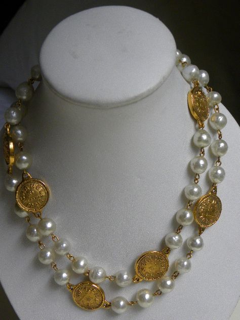 Pearl And Gold Necklace, Gold Coin Jewelry, Chanel Jewellery, Vintage Chanel Jewelry, Temple Jewelry Necklace, Designer Costume Jewelry, Gold Jewelry Outfits, Pearl Jewelry Design, Gold Jewelry Simple Necklace