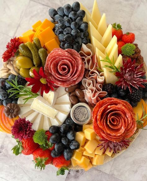 Grazing Box Ideas, Snack Board Ideas, Fall Cheese Boards, Fruit Board, Charcuterie Board Meats, Charcuterie Appetizers, Home Garden Ideas, Party Food Buffet, Beautiful Sunday