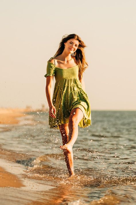 How To Pose On Beach Picture Ideas, Single Pics Picture Ideas, Single Beach Pictures Photo Ideas, Beach Poses Wearing Dress, Poses In Water Photo Ideas, Photo Pose At Beach, Poses At Lake, Beach Shoot Outfit Ideas, Teenage Beach Photoshoot