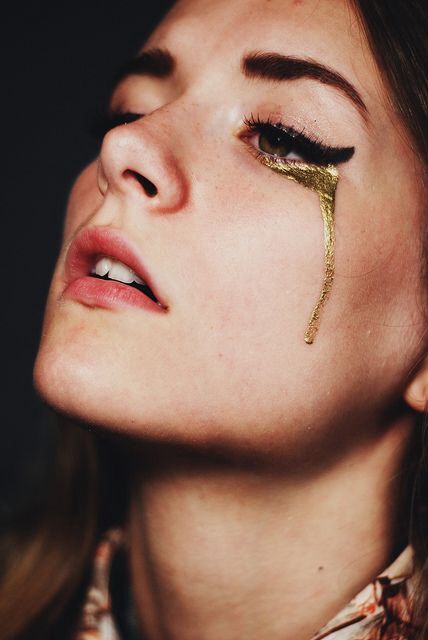 Gold Beauty Fotografie, Halloween Make-up Looks, Photographie Portrait Inspiration, Beauty Make-up, Halloween Makeup Looks, Golden Girl, Editorial Makeup, 인물 사진, Creative Makeup