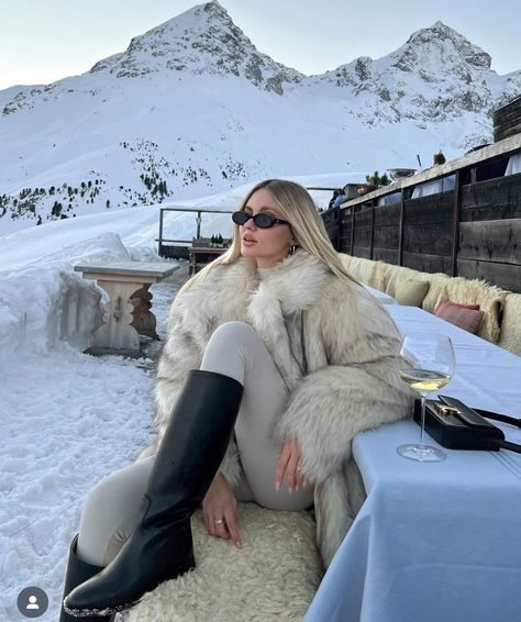 St Moritz Outfit Winter, Girly Snow Outfits, Winter Outfits Snow Aesthetic, Aspen Aesthetic Winter, Utah Winter Aesthetic, Mountain Winter Outfits, St Moritz Outfit, St Moritz Aesthetic, Aspen Outfit Winter