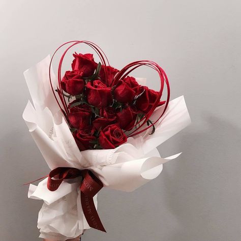 Natural Flower Centerpieces, Bouquet Flowers Wedding, Rose Flowers Bouquet, Graduation Flower Bouquet, Valentines Day Flowers, Valentine Flower Arrangements, Balloon Bouquet Diy, Diy Bouquet Wrap, Valentine Bouquet