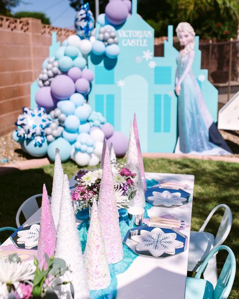 Frozen Forever Birthday Party, Elsa Birthday Party Decorations At Home, Frozen Party Decorations Ideas, Frozen Kids Party, Frozen Table Decor, Frozen Ice Cream Party, Frozen 2 Birthday Party Ideas Decorations, Simple Frozen Theme Party Decorations, Backyard Frozen Birthday Party