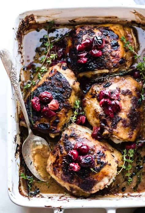 Cranberry Balsamic Roasted Chicken by Cotter Crunch and many more healthy cranberry recipes to try this fall on HealthySeasonalRecipes.com Pan Chicken Recipes, Cranberry Chicken, Chicken Marinade Recipes, Italian Herbs, Overnight Oat, Balsamic Chicken, Cranberry Recipes, Diet Vegetarian, Lunch Meal Prep